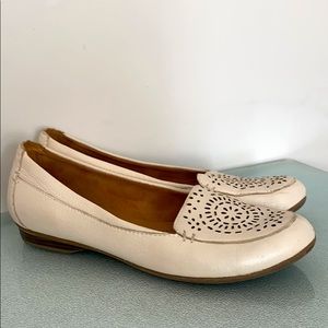 - Naturalizer women’s flat shoes.